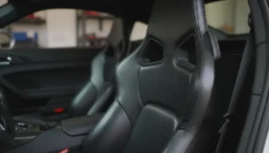 Siège baquet en fibre de carbone installé dans l'habitacle d'une voiture de sport